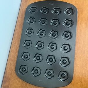 Wilton Scalloped Cookie Pan Flowers